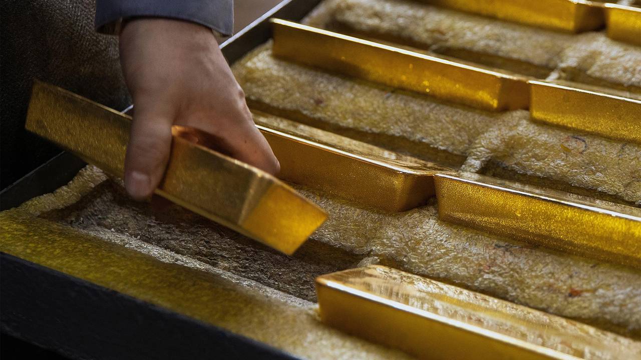 Золото вернулось к статусу убежища и резко подорожало