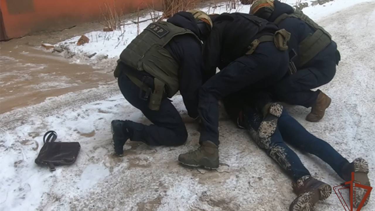 Задержание призывавшего совершать теракты в отношении россиян мужчины попало на видео
