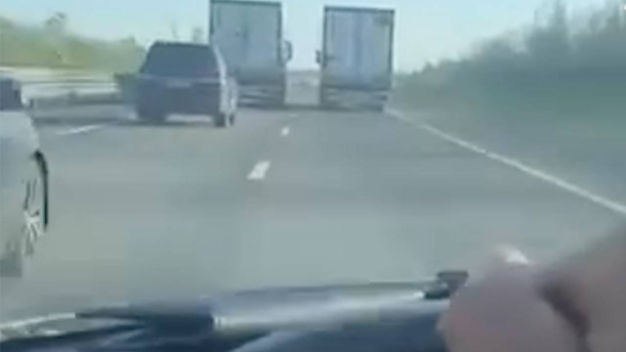 Полицейские бросились спасать попавшего в беду блогера и попали на видео