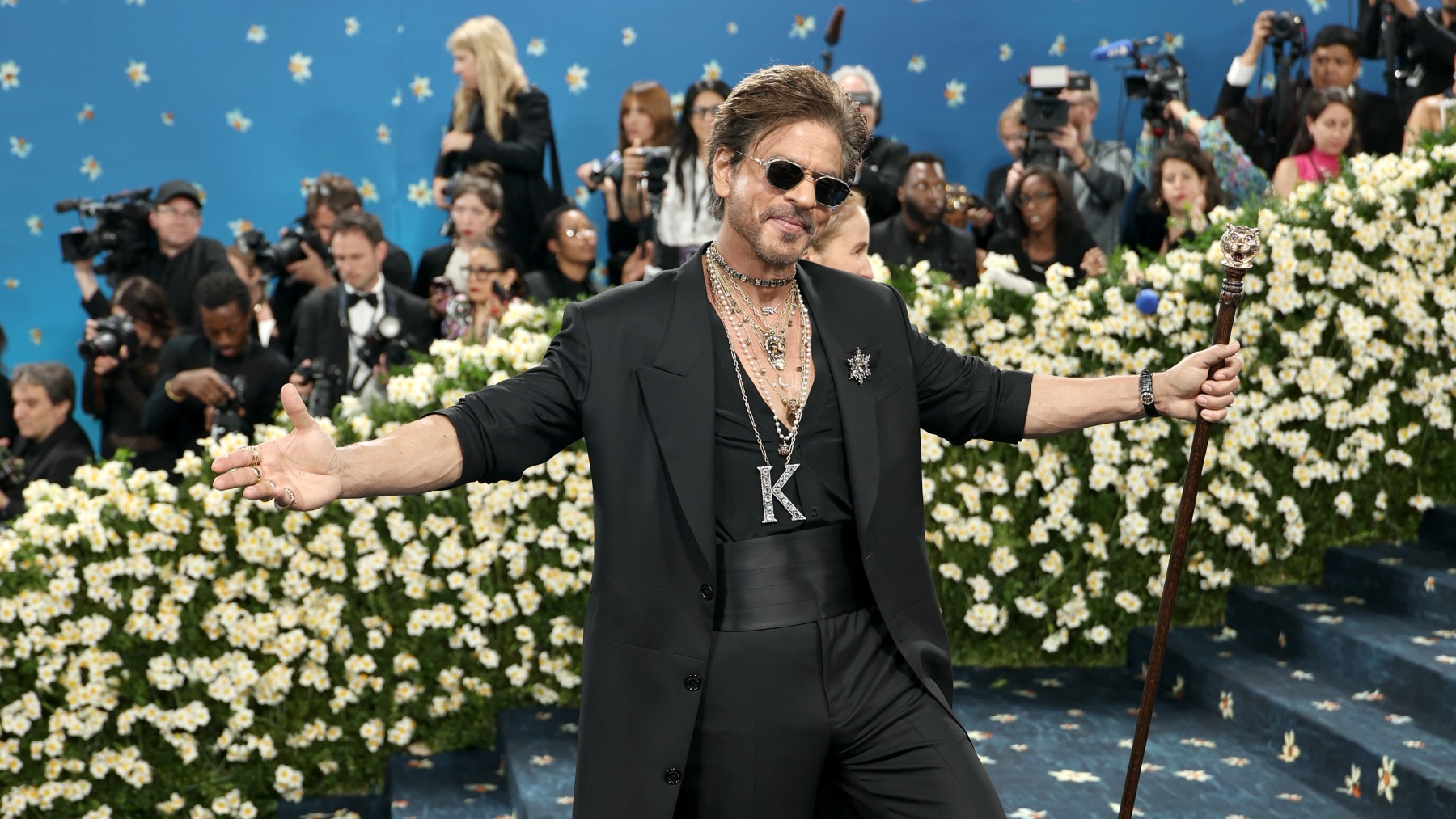 Рианна в костюме-тройке и роковая Charli XCX: самые эффектные образы Met Gala 2025