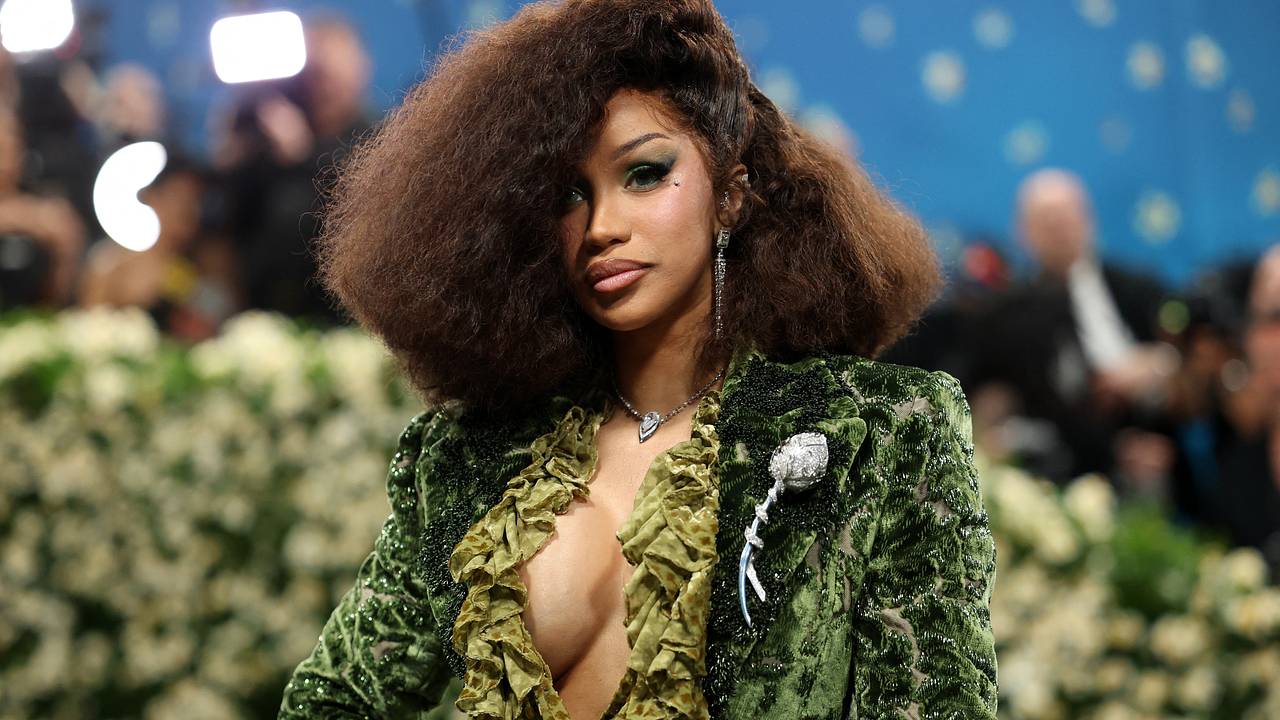 Рэперша Карди Би в наряде с глубоким декольте стала гостьей Met Gala