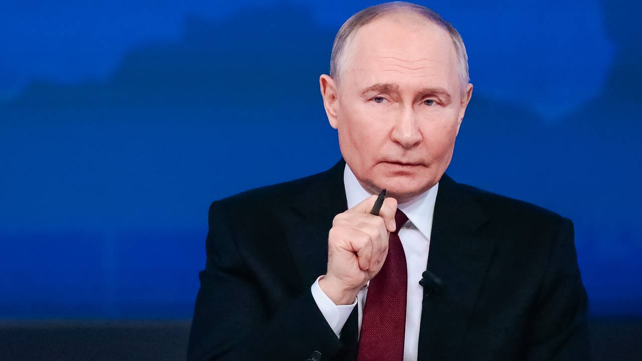 Путин выступил перед журналистами в Кремле. Он призвал Киев возобновить прямые переговоры и назвал их дату и место