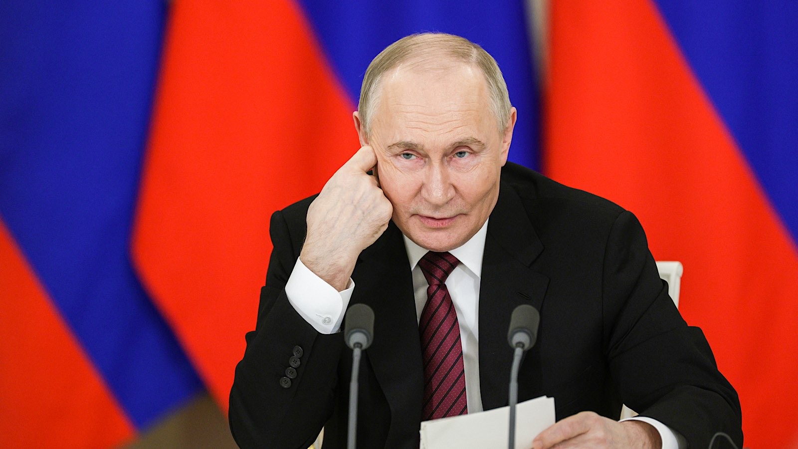 Владимир Путин поручил создать в Москве театр патриотической драматургии