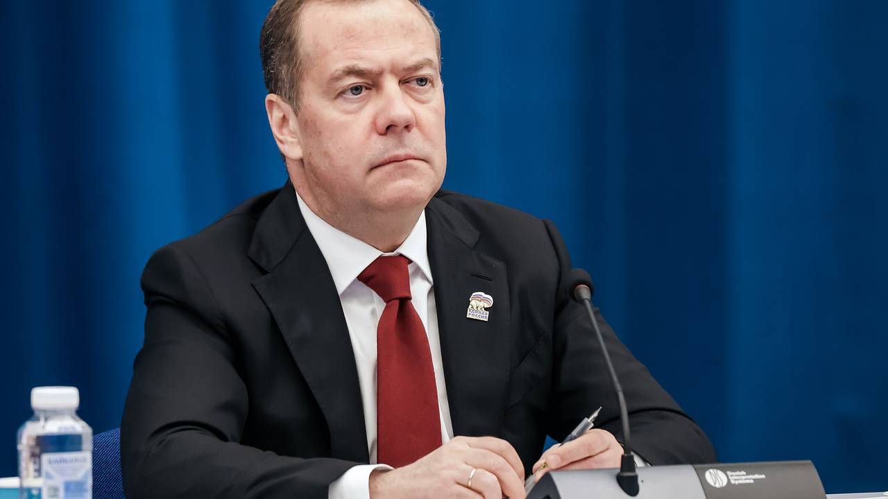 Медведев присоединился к совещанию Путина по Украине по возвращении из командировки