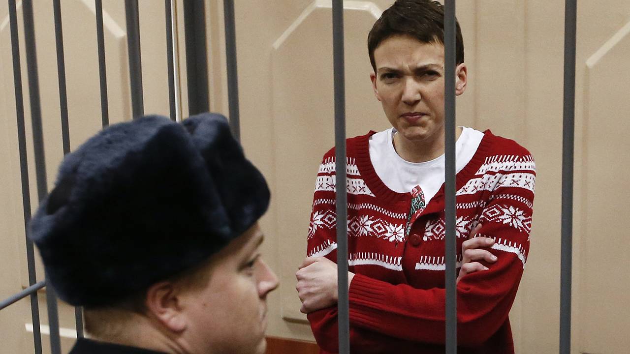 Избежала тюрьмы, обвинений в провалах на фронте и авиаудара. Что известно о помилованной Путиным украинской летчице Савченко?