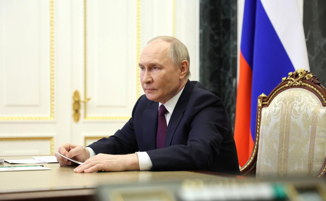 Путин поручил срочно подготовить программу восстановления трех регионов