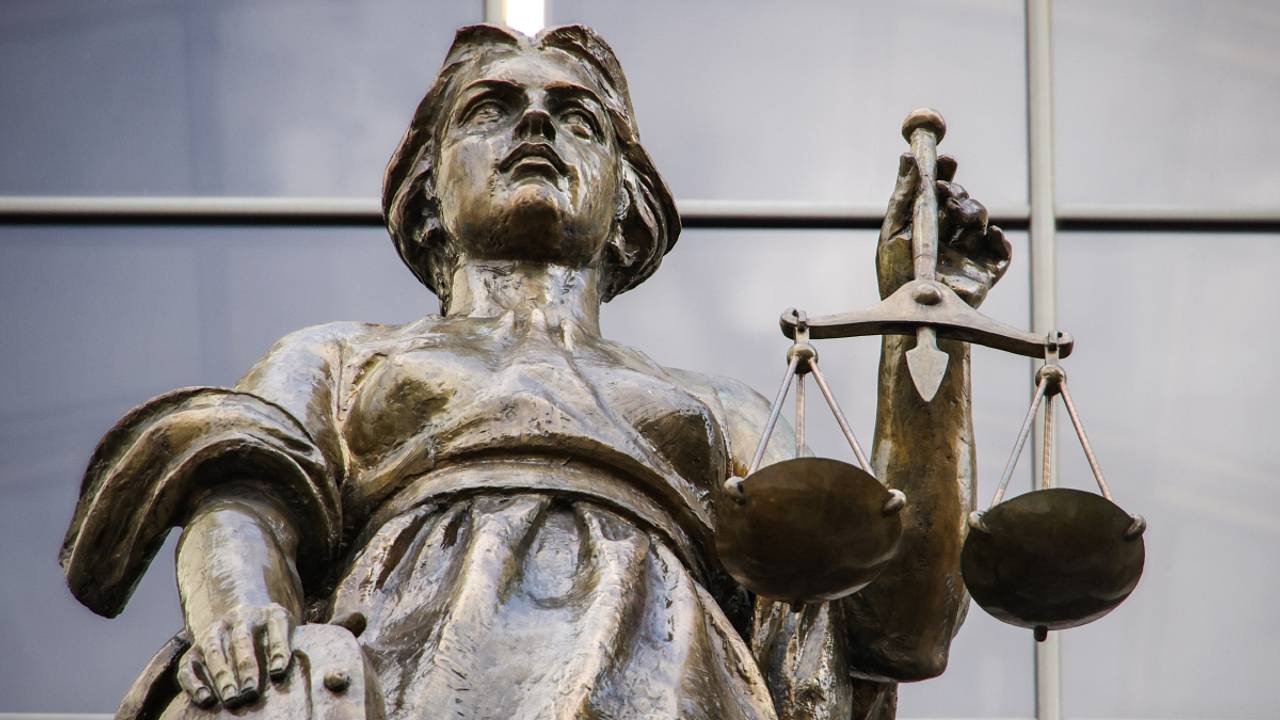 Обвиненный в изнасиловании пьяной туристки отец шестерых детей выиграл суд и лишился жены