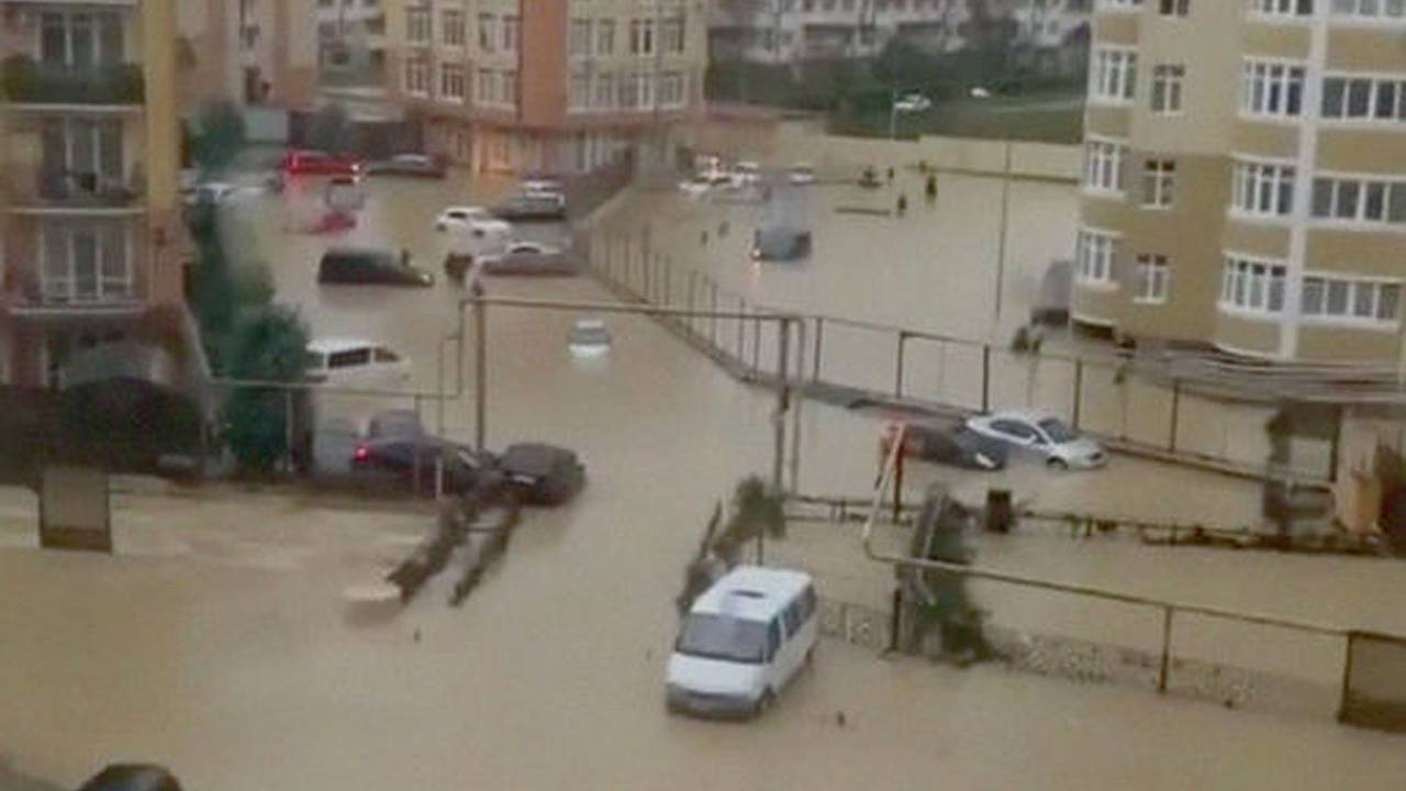 Наводнение накрыло Сочи после проливных дождей