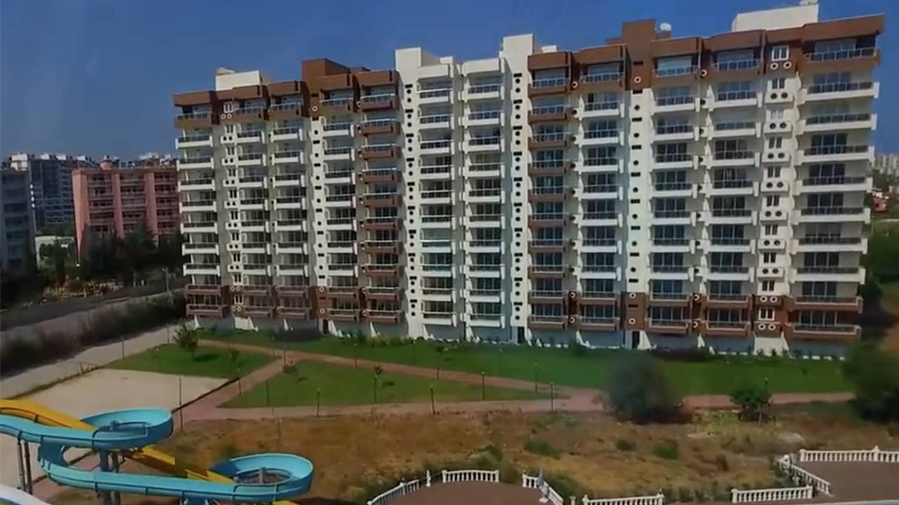 Модель из России выпала с восьмого этажа в Турции, считалась погибшей и воскресла