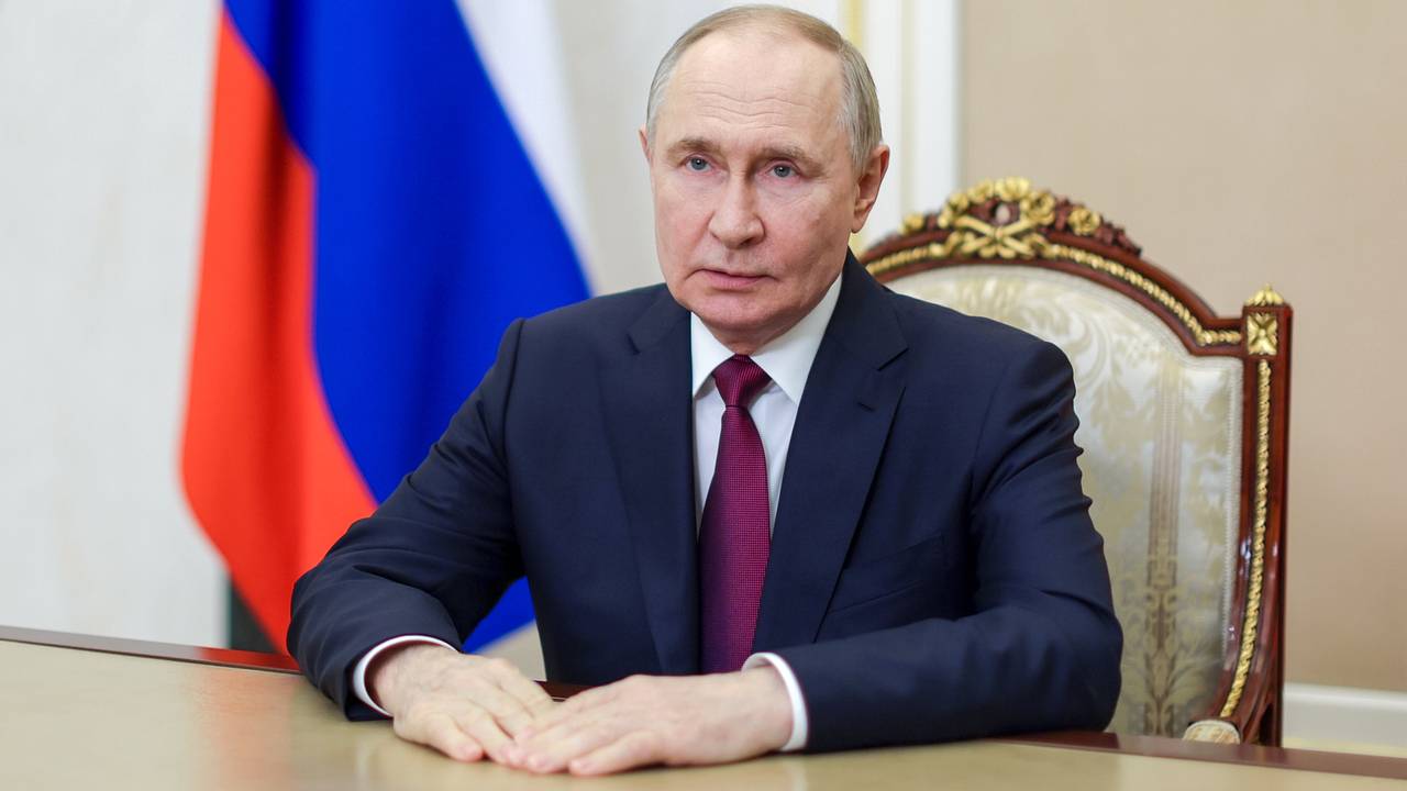 Путин поздравил российских выпускников