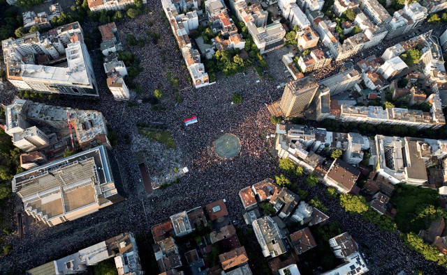 В Белграде студенты собрались на оппозиционный митинг у здания парламента