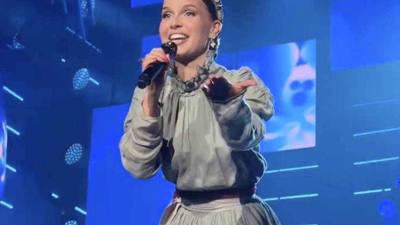 Исполнительница хита «Матушка-земля» вышла на сцену в наряде за 200 тысяч рублей