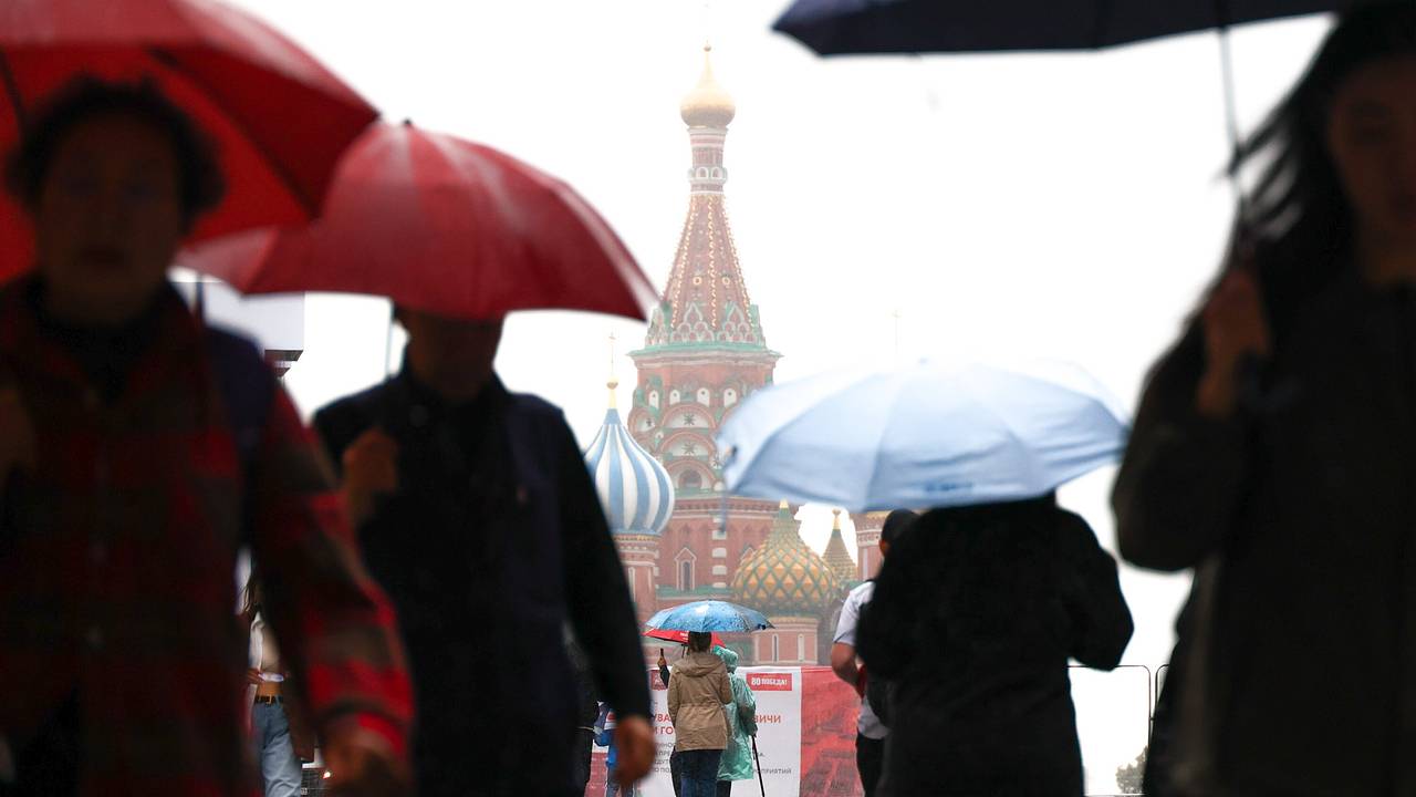 Названа причина холодного начала лета в России