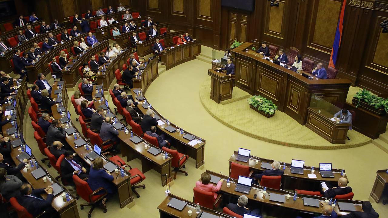 В армянском парламенте разгорелся спор