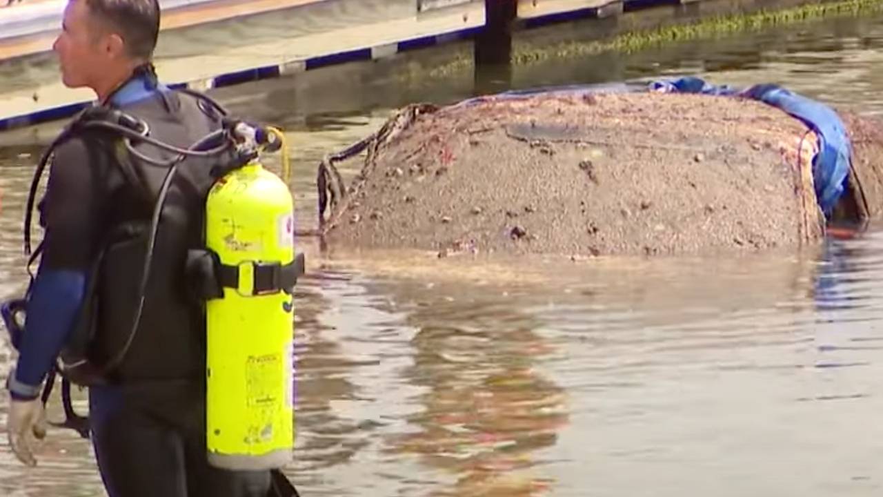Дайверы нашли под водой машину с останками исчезнувшего 15 лет назад мужчины