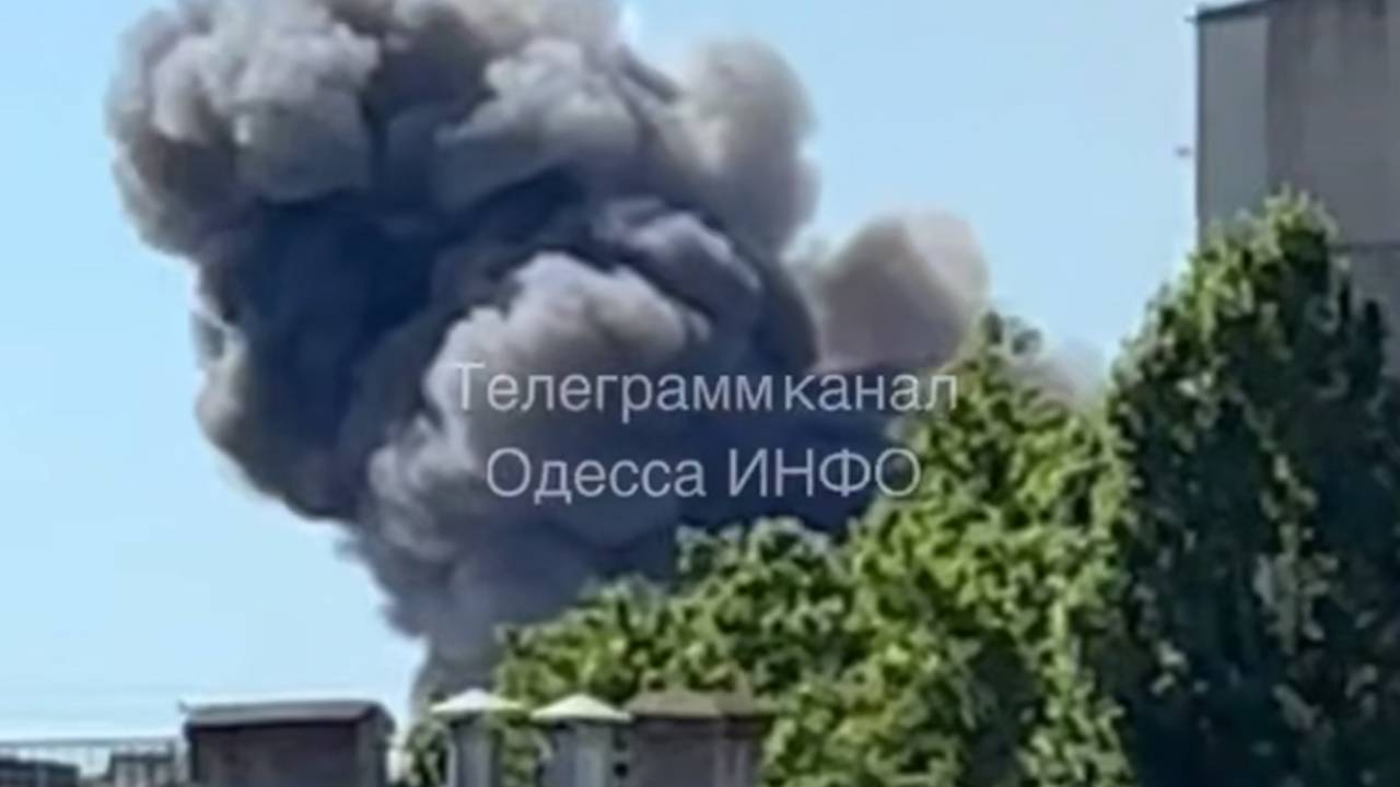 Появилось видео удара по военкомату в Одессе