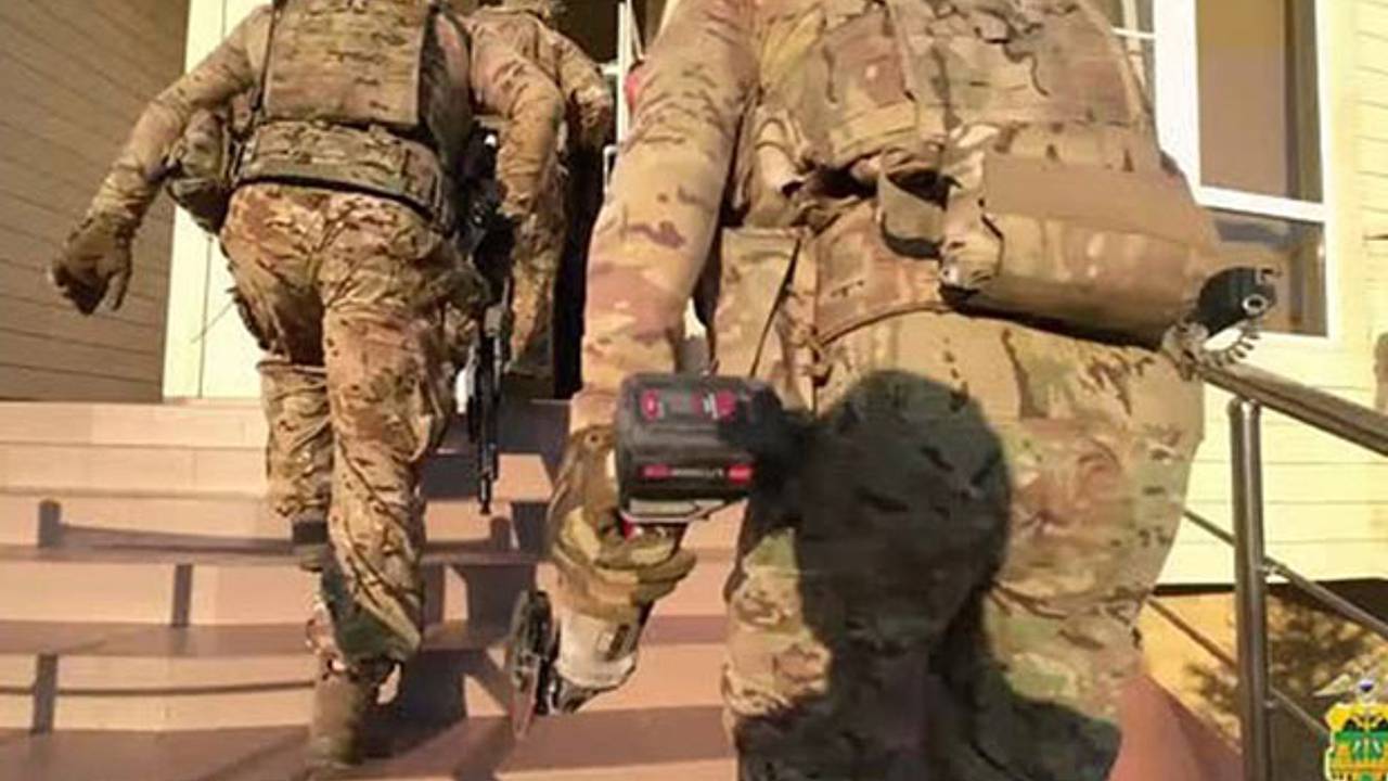 Спецназ со словами «доброе утро» завалил на пол назначенца воров в законе на Кубани