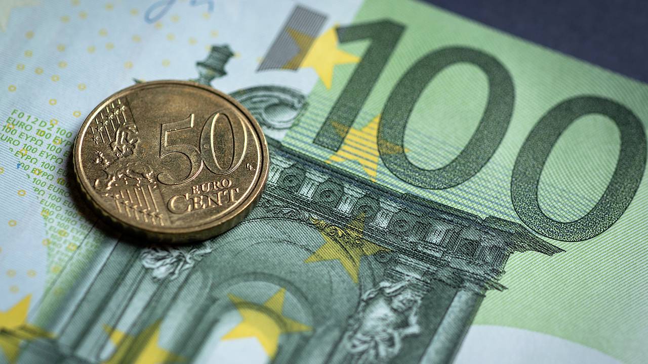 Официальный курс евро подскочил более чем на полтора рубля