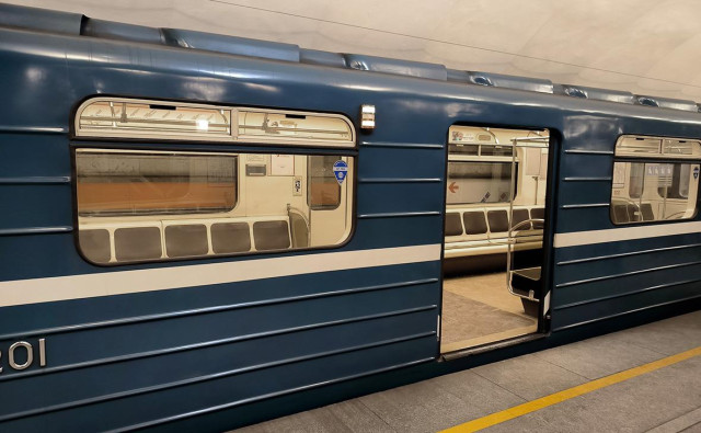 В петербургском метро приостановили движение на половине красной ветки