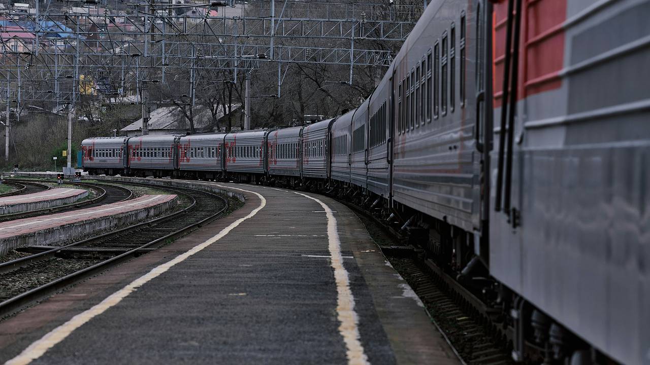 В российском регионе задержали 19 поездов из-за падения беспилотника