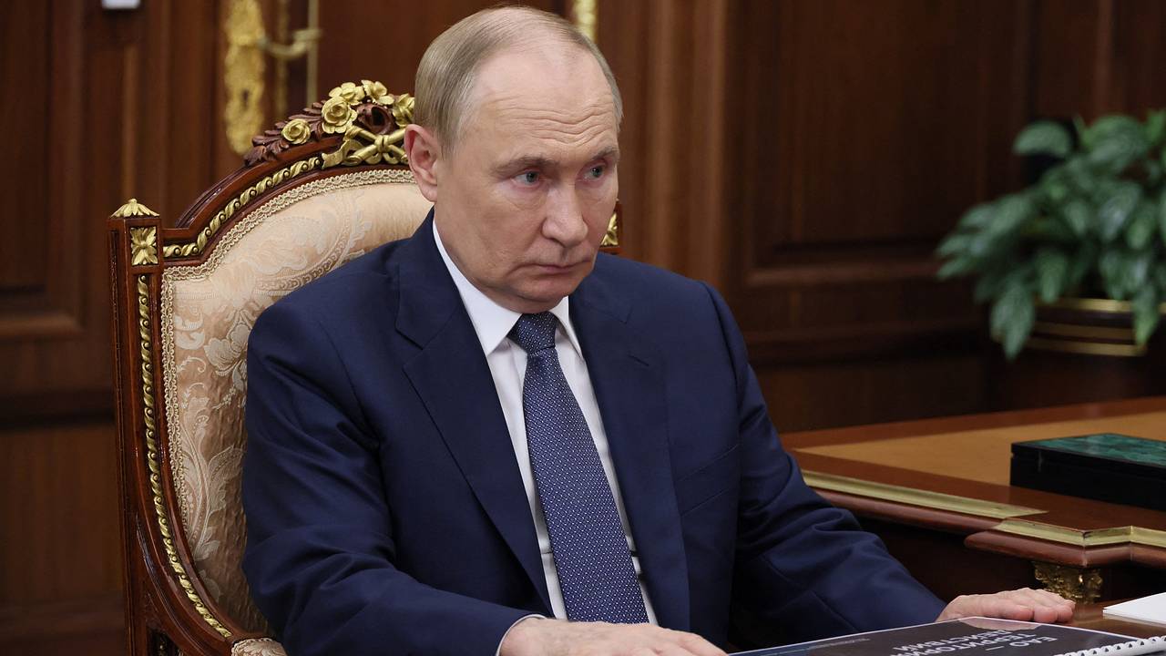 Путин распорядился урегулировать сложности с командировками врачей в зону СВО