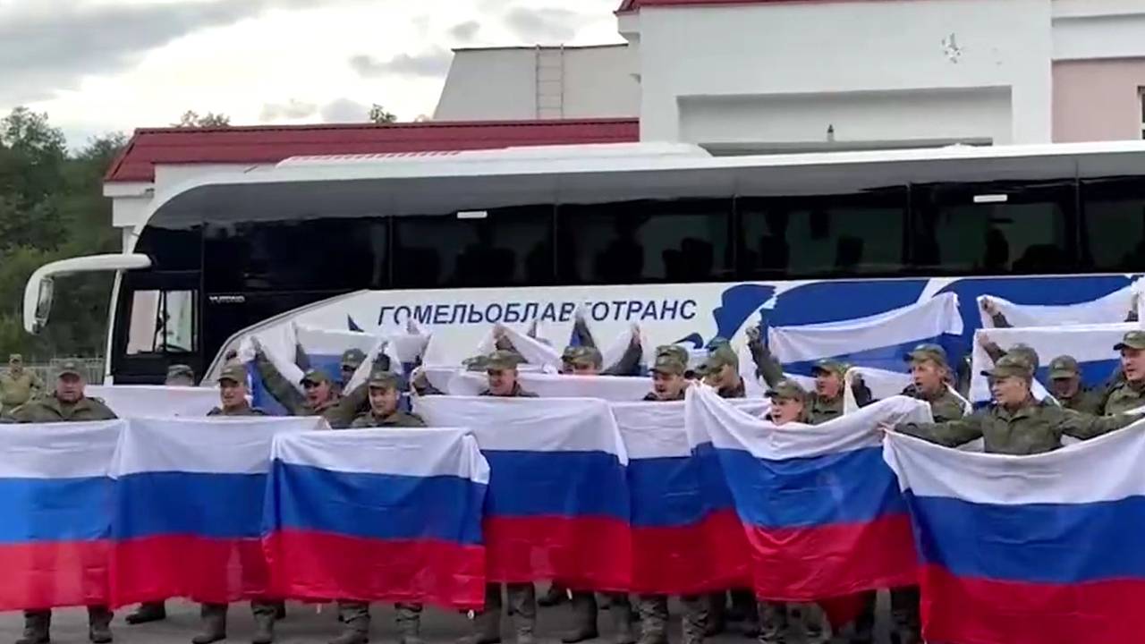 Опубликованы кадры с вернувшимися из плена российскими военными