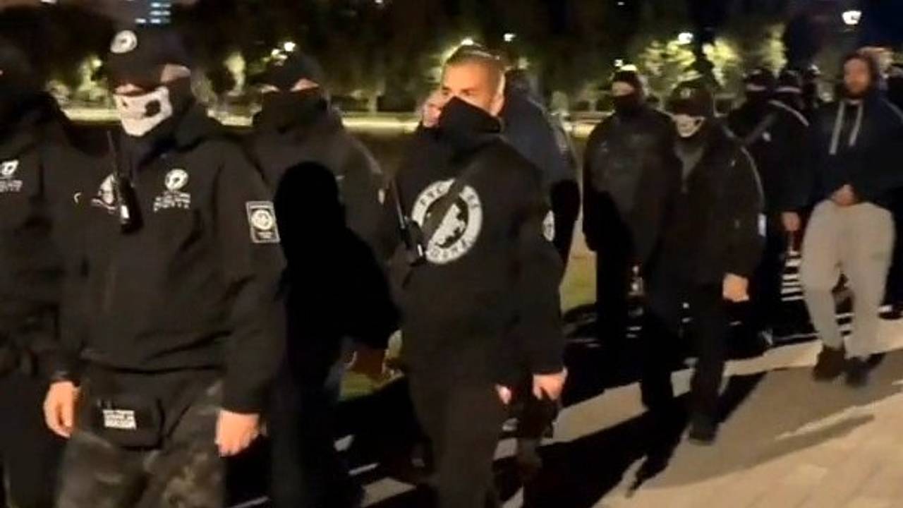 Десятки членов «Русской общины» в масках вышли на рейд на окраине Москвы. Их сопровождала полиция