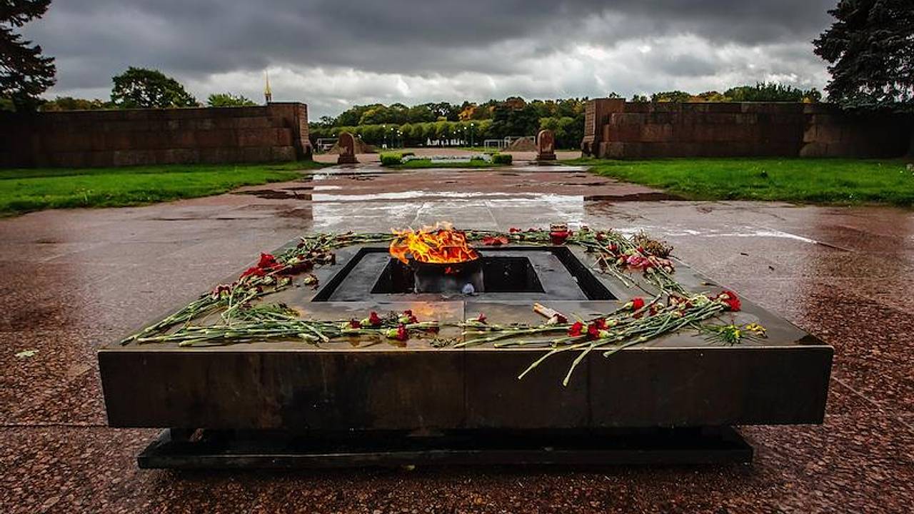 Россияне потушили Вечный огонь на Марсовом поле и попали на видео