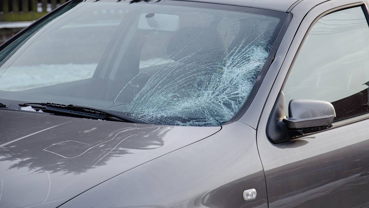 В Новой Москве стали разбивать лобовые стекла за неправильную парковку