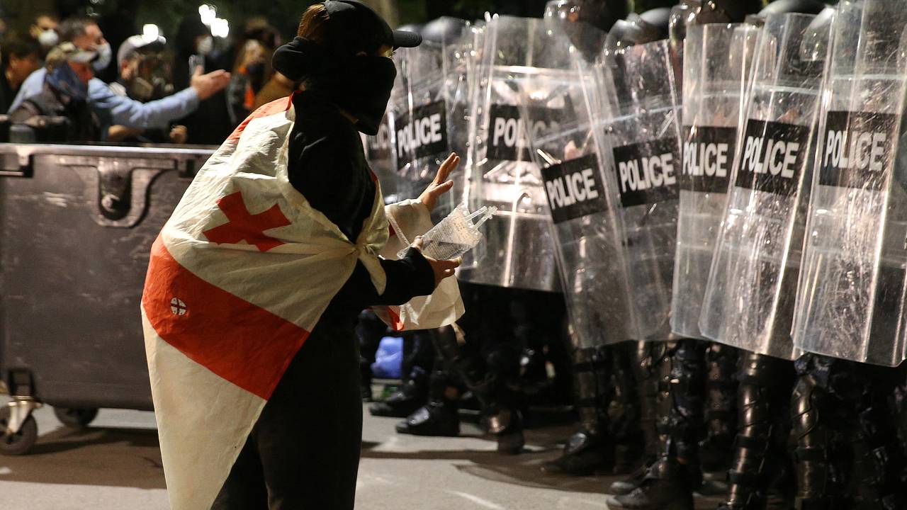 Стало известно число пострадавших во время беспорядков в Грузии полицейских