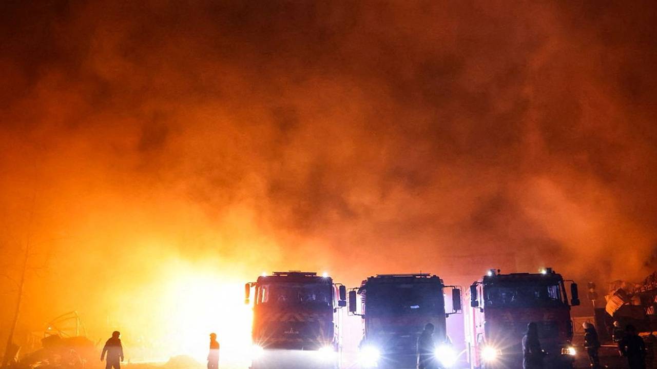 Появились кадры масштабного пожара в Чернигове после утреннего удара