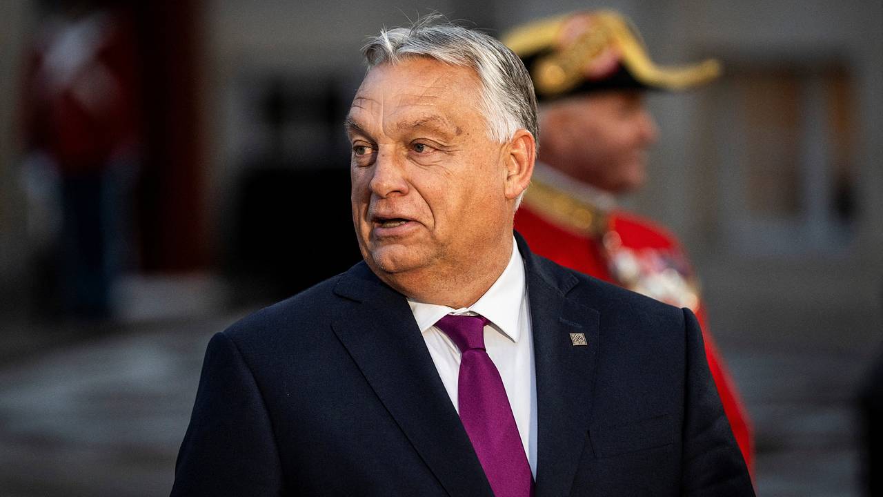 Орбан нашел украинцев в смартфонах венгров