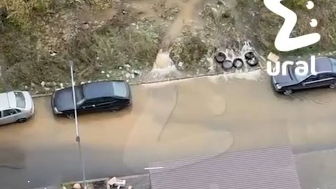 Во дворе в российском городе разлился кипяток