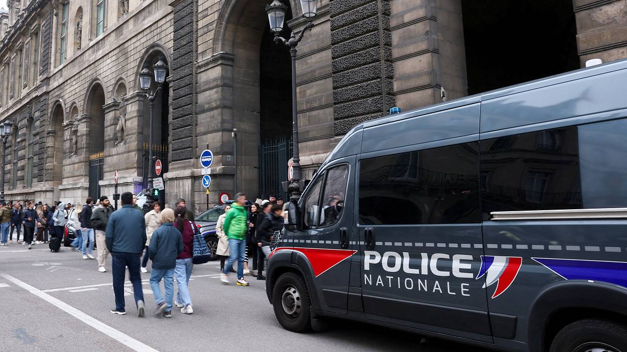 Еще одно из девяти украденных из Лувра украшений найдено