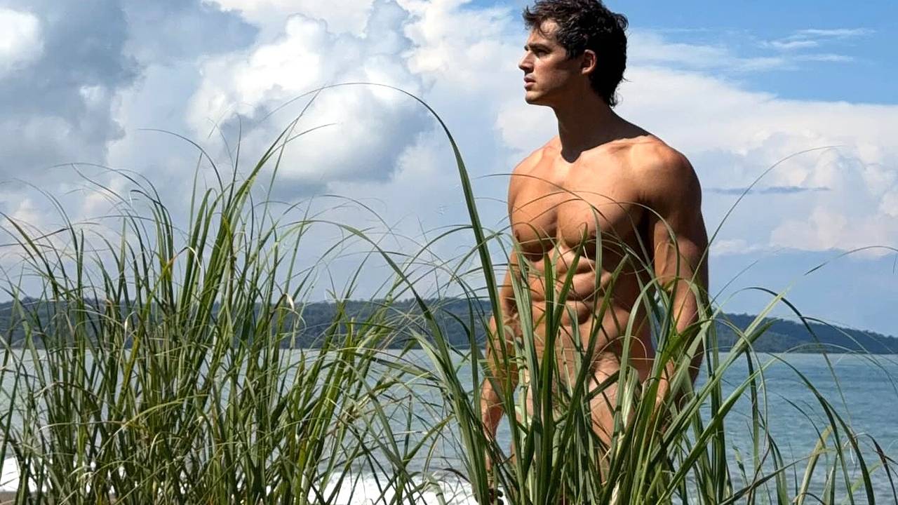 Обнаженный «самый сексуальный учитель математики в мире» спрятался в траве на фото