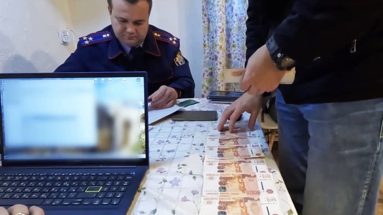 У начальников вневедомственной охраны Росгвардии нашли пачки денег