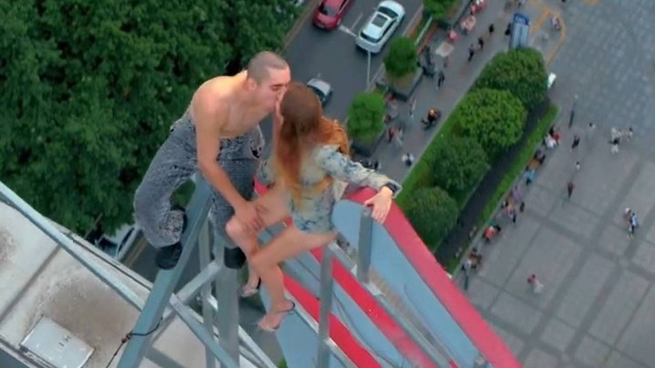 Реклама бренда Diesel с целующимися российскими руферами вызвала споры в сети