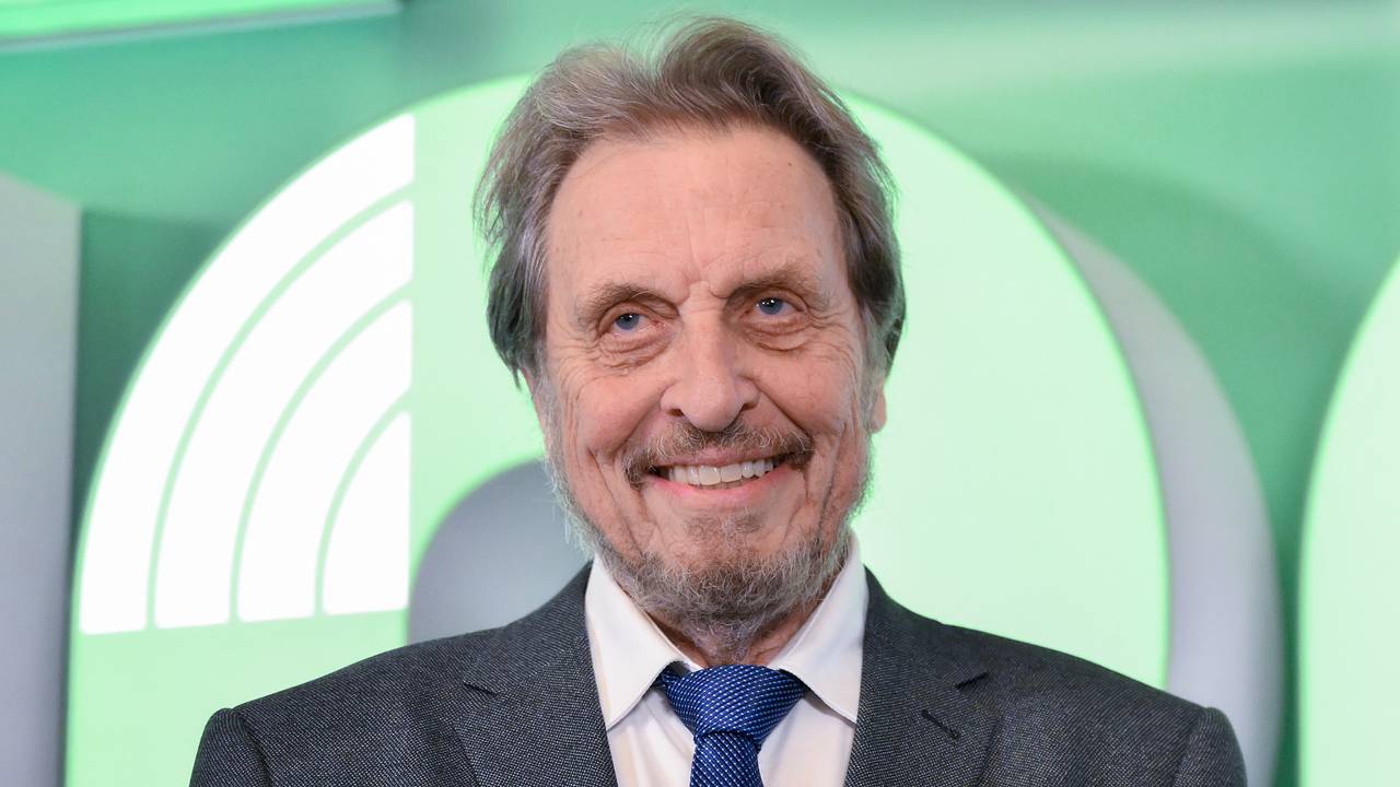 Отец Илона Маска посетил хоккейный матч в России