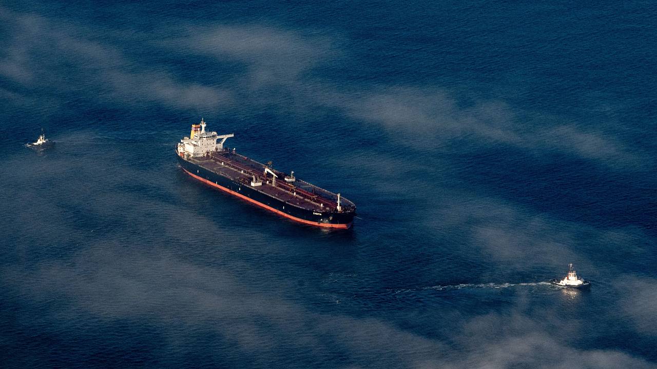 Танкеры с российской нефтью начали останавливаться на полпути