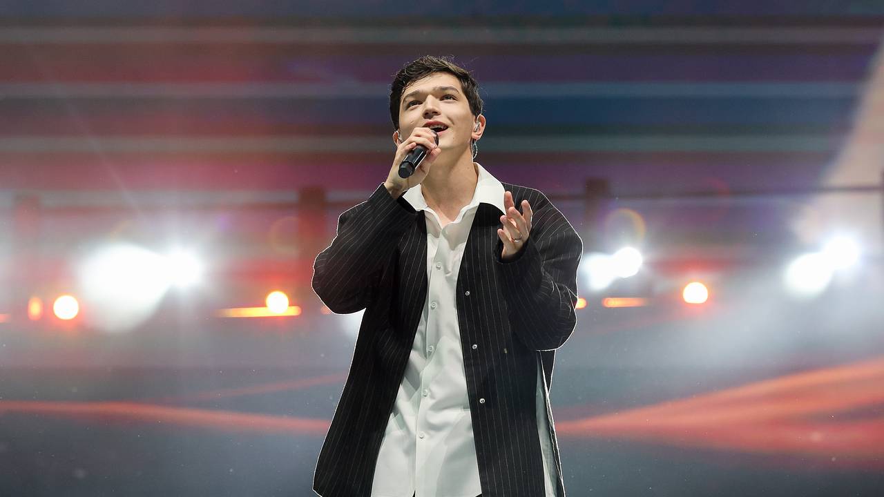 Российский певец поддержал бойцов СВО после скандала с желто-синим пакетом на концерте