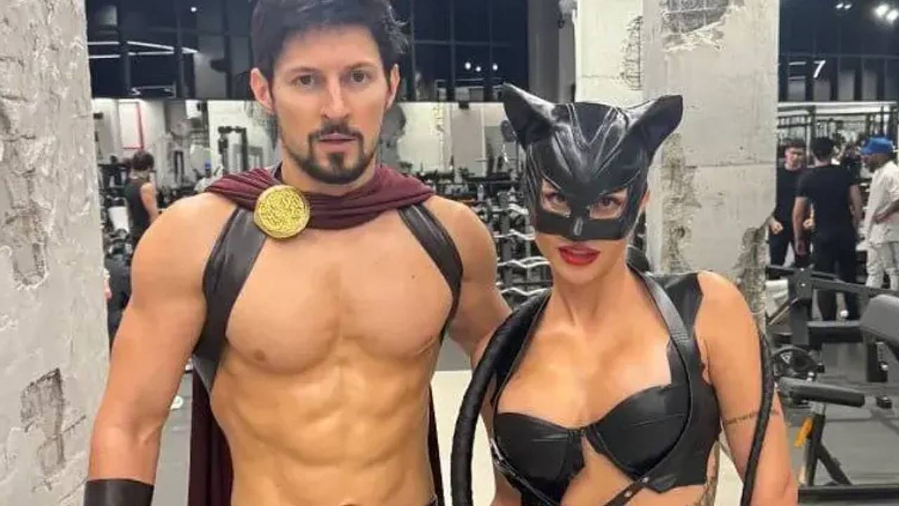 Дуров снялся полуобнаженным в костюме гладиатора