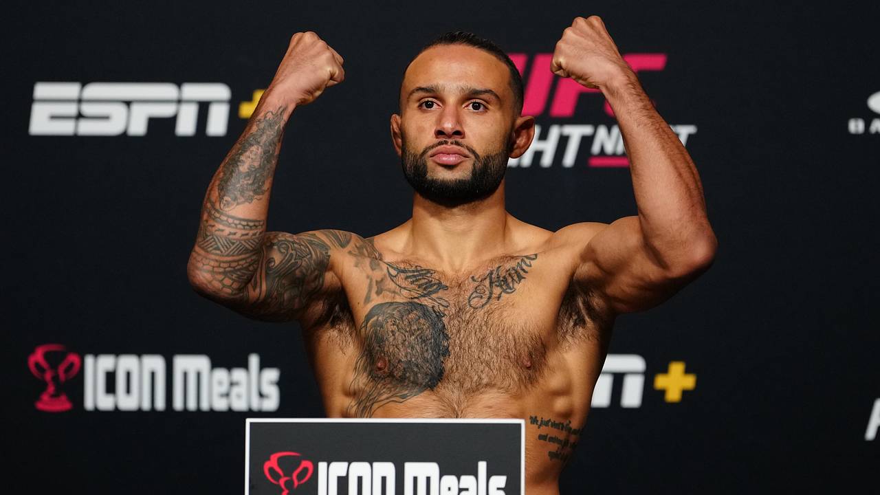 Стало известно об увольнении бойца из UFC из-за подозрения в сдаче поединка