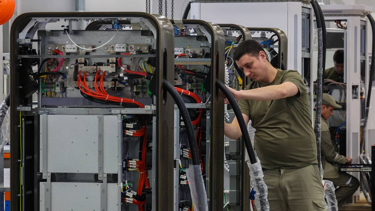 В Госдуме предложили отправлять собирающуюся в фудкортах молодежь на заводы