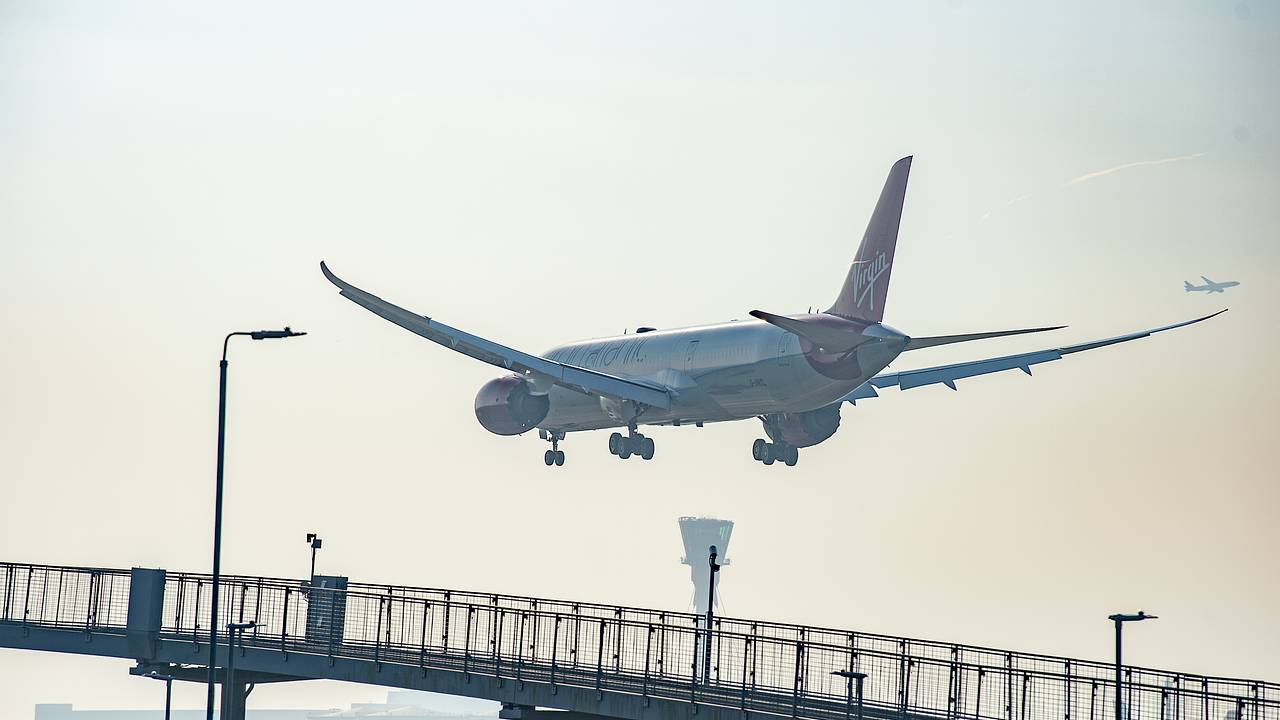 Пассажир самолета возмутился одним поступком попутчицы и вызвал споры в сети