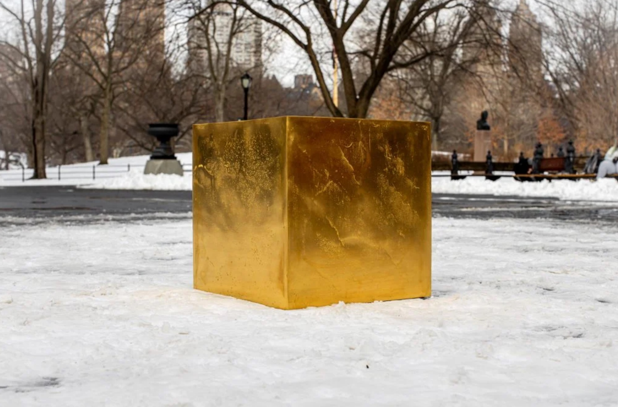 Золотой куб в 186 кг продают по долям, «Кувшинки» Моне за $60 млн: новости арт-рынка