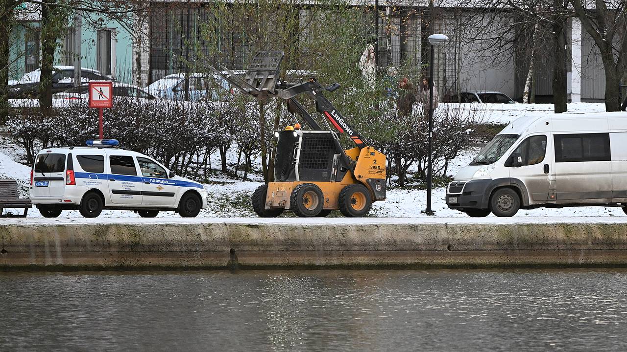Водолазы отчитались о результатах поисков тела ребенка в московском пруду