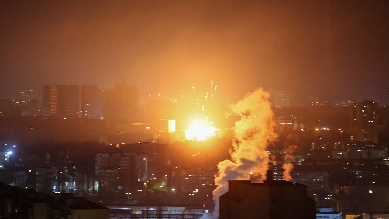 Военкоры рассказали о продолжающем пылать в порту Измаила танкере