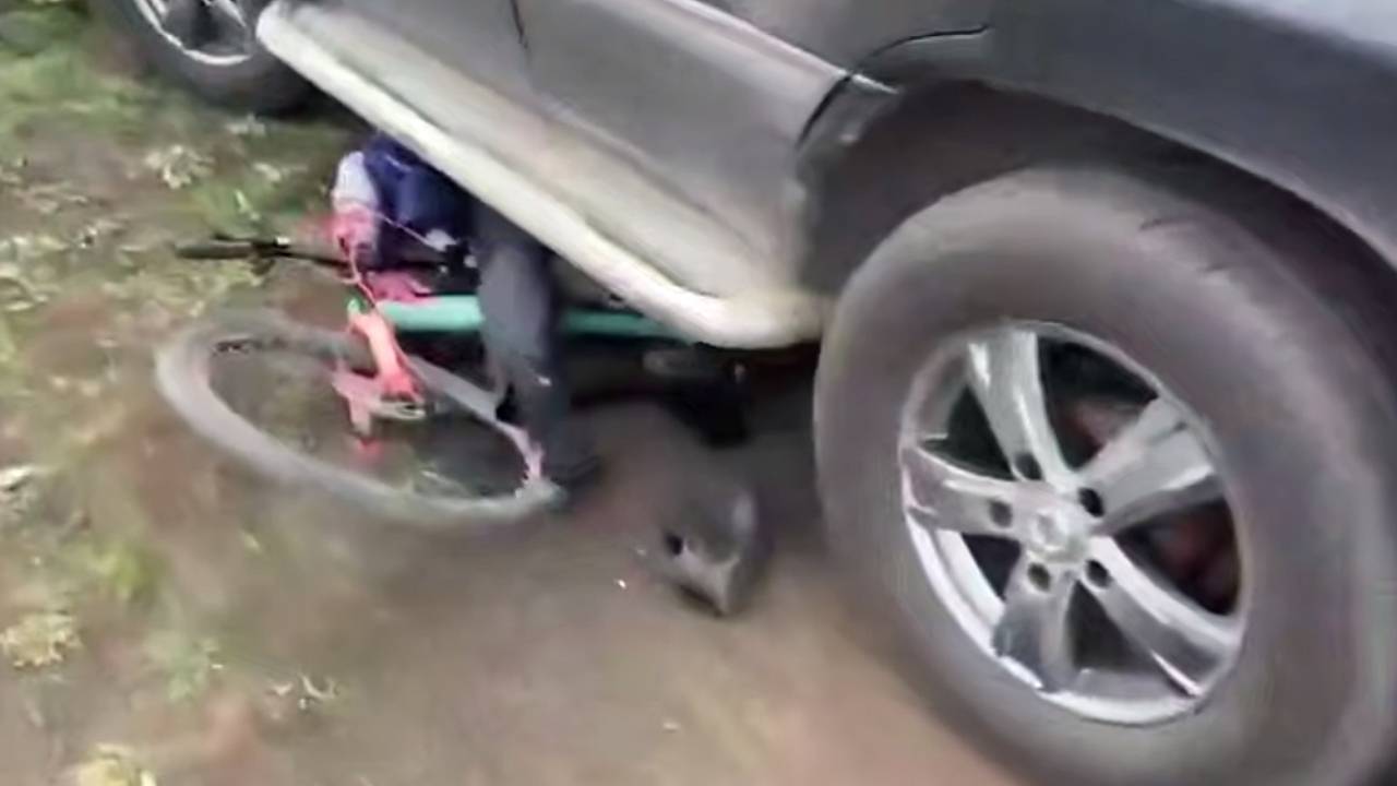 На Украине сотрудники ТЦК сбили мужчину с ребенком при попытке мобилизации