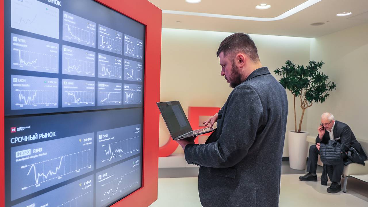 Российский фондовый рынок снизился после роста на фоне геополитических новостей