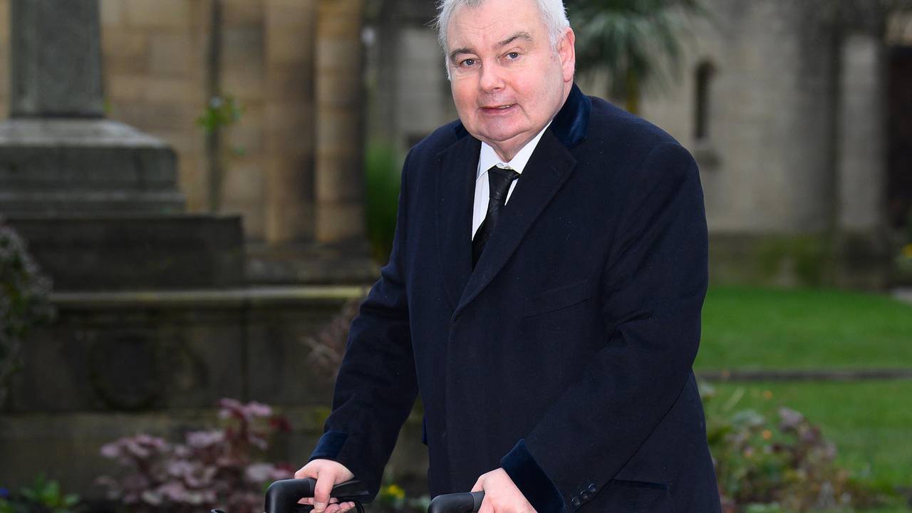 Прикованный к инвалидной коляске ведущий в прямом эфире пожаловался на деликатную проблему